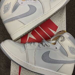 Jordan 1 Retro High OG Sail University Red- Sneakers in White and Gray